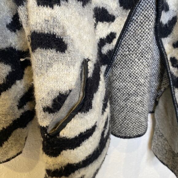 Lane Bryant Chunky Warm Animal Print Open Cardigan Black Gray Sz 22/24 - Picture 3 of 10